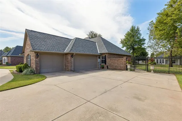 Photo 2 — 2724 SW 125th Terrace, Oklahoma City, OK 73170