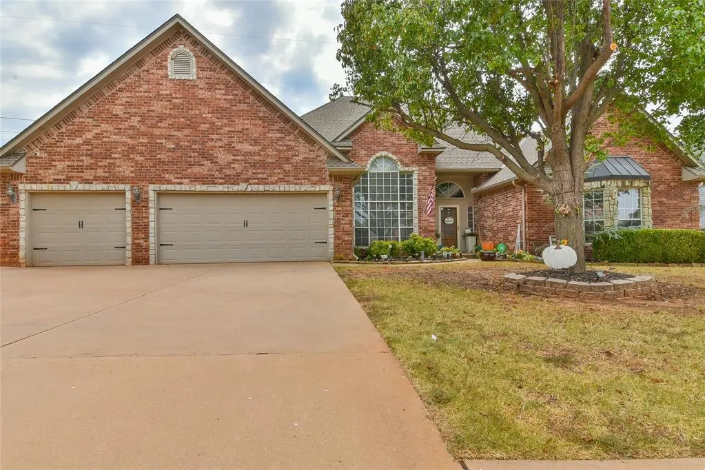 Photo 2 — 3308 Huntsman Court, Edmond, OK 73003