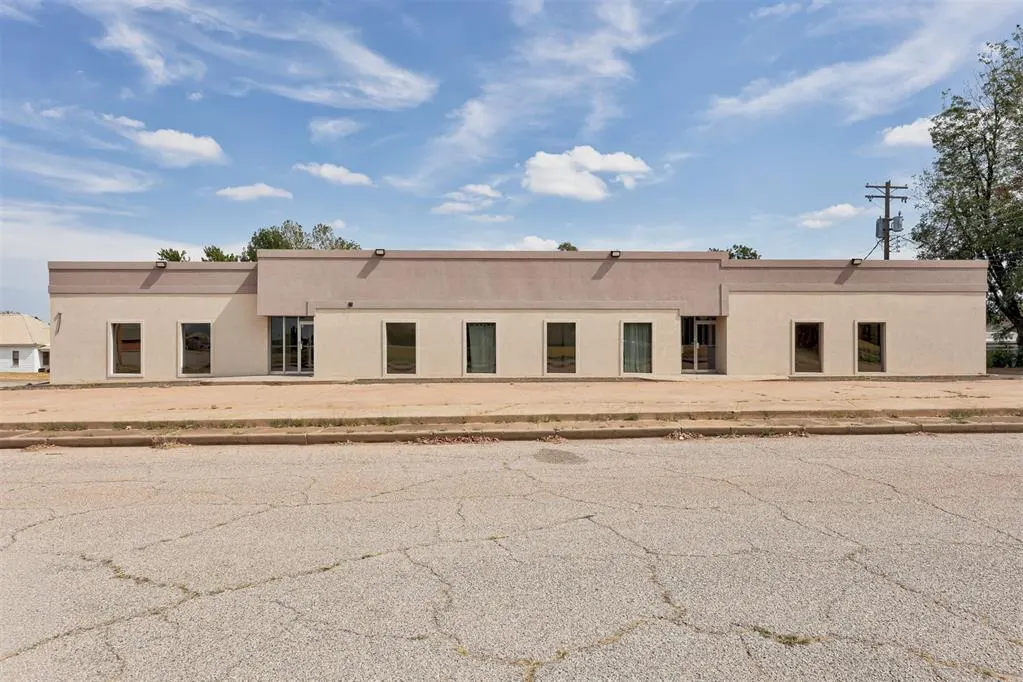 Front exterior — 324 N 19th Street, Guthrie, OK 73044
