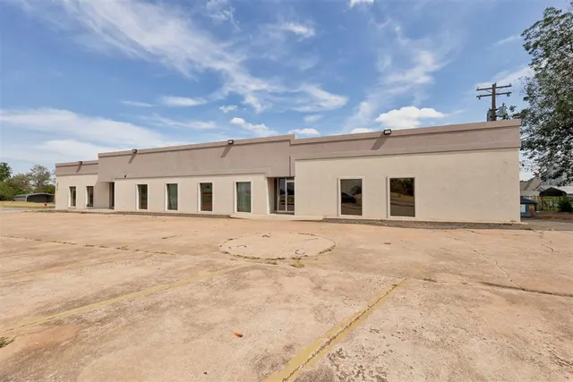 Photo 2 — 324 N 19th Street, Guthrie, OK 73044