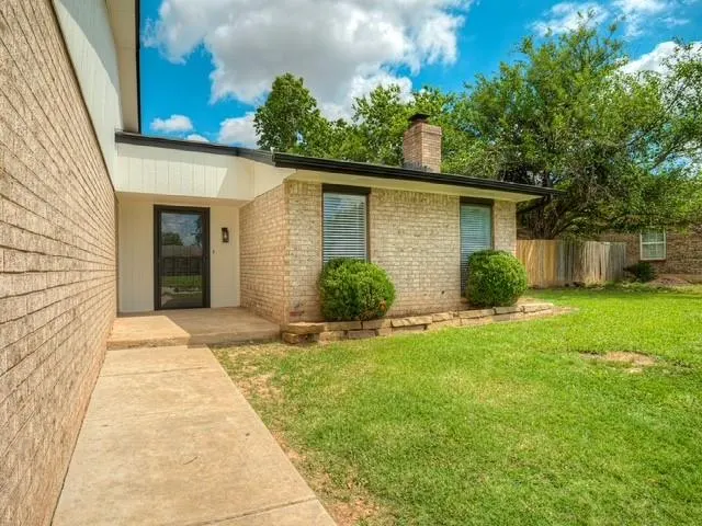 Photo 2 — 1819 Lakehurst Drive, Norman, OK 73071