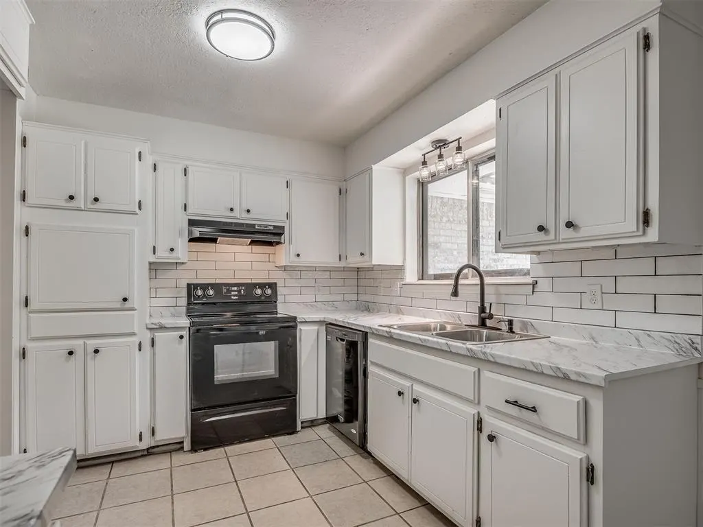 Photo 12 — 1819 Lakehurst Drive, Norman, OK 73071