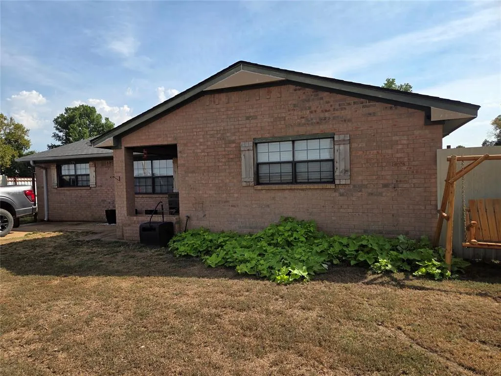 Front exterior — 124 E Gardner Street, Pauls Valley, OK 73075