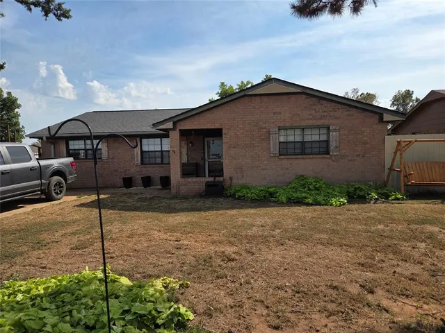 Photo 2 — 124 E Gardner Street, Pauls Valley, OK 73075