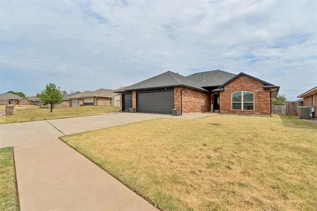 Photo 2 — 616 Madeline Lane, Moore, OK 73160