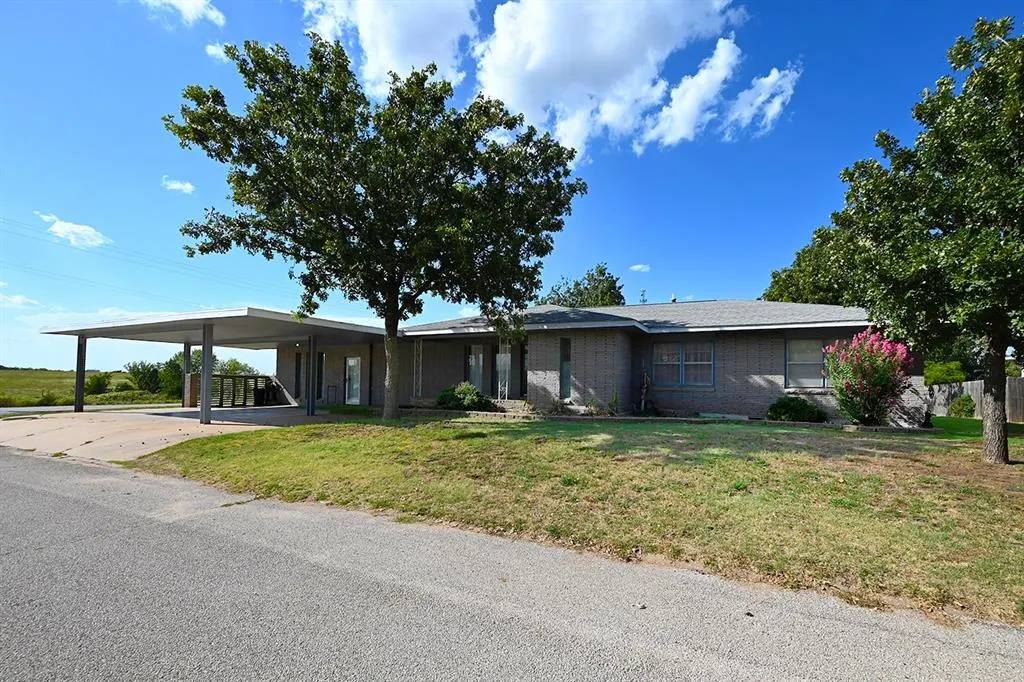 Front exterior — 17 Hillcrest Street, Perry, OK 73077