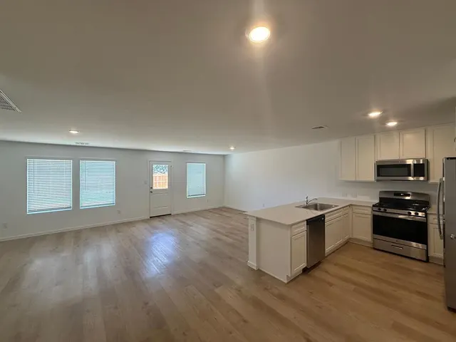 Photo 2 — 2152 Cedar Creek Avenue, Yukon, OK 73099