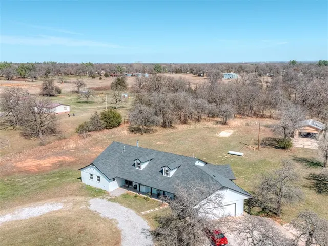 Photo 2 — 10828 Eastway Street, McLoud, OK 74851