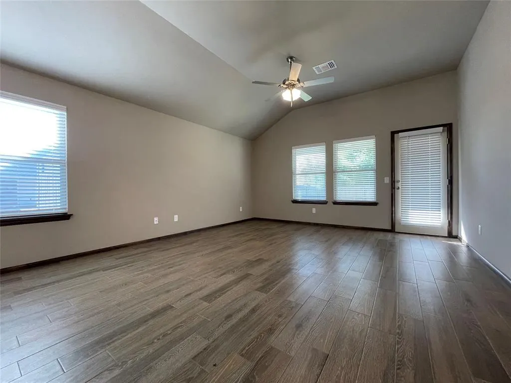 Photo 4 — 2033 Sara Vista Road, Yukon, OK 73099