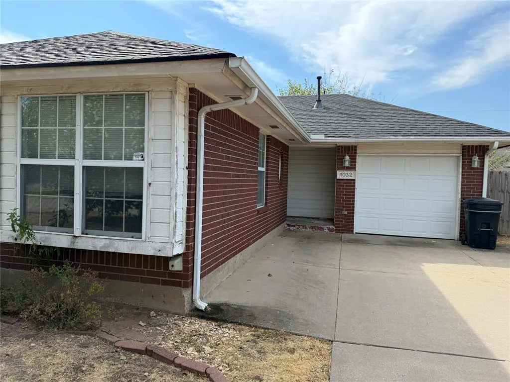Front exterior — 1032 Cambridge Court, Moore, OK 73160