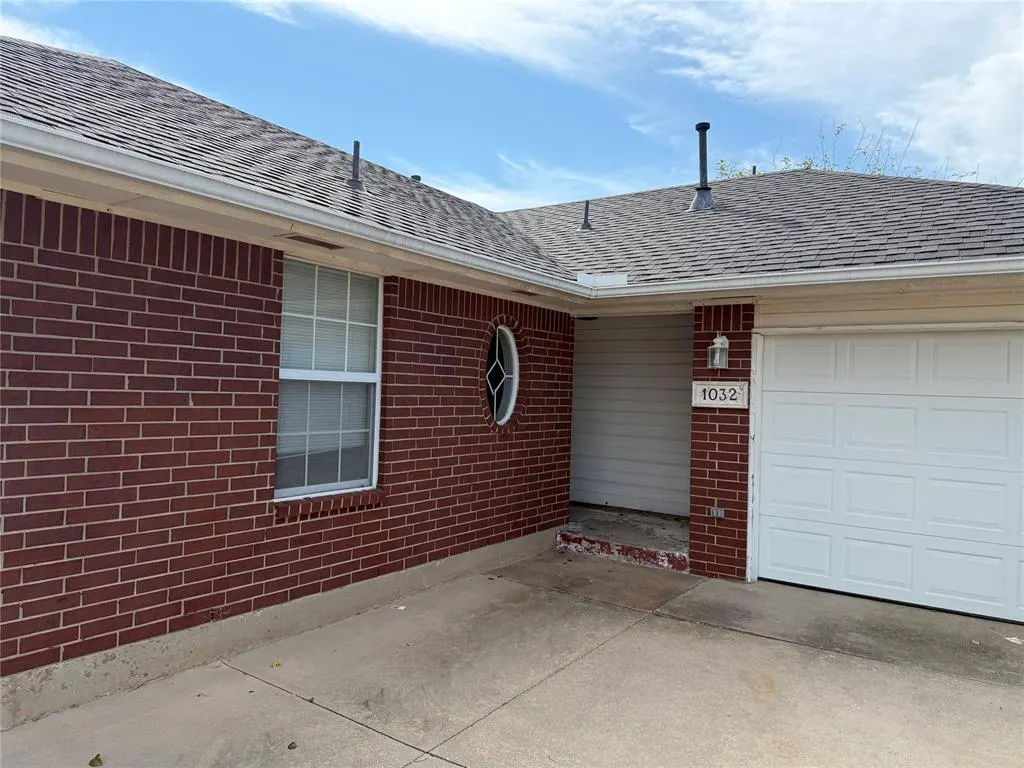 Photo 2 — 1032 Cambridge Court, Moore, OK 73160