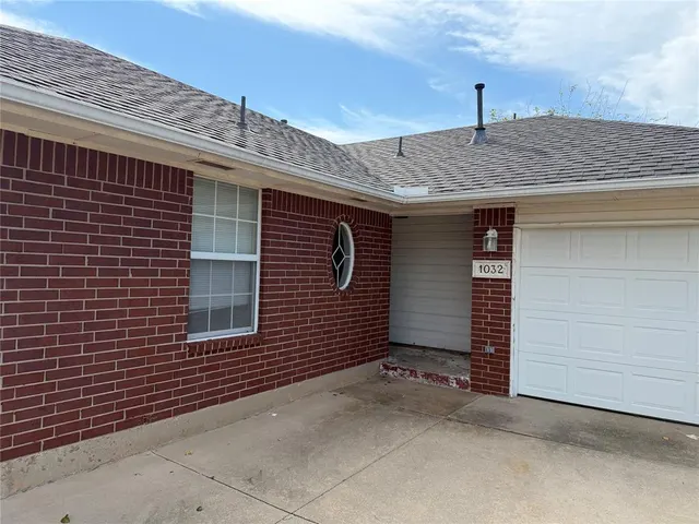 Photo 2 — 1032 Cambridge Court, Moore, OK 73160