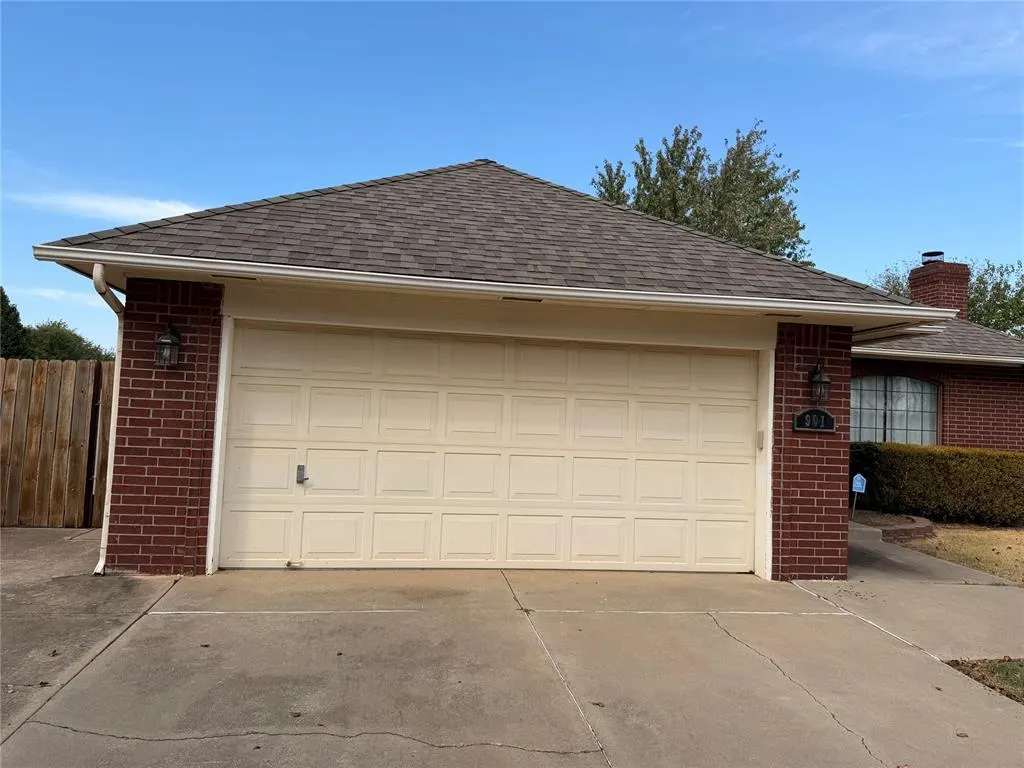 Front exterior — 901 Randall Drive, Moore, OK 73160