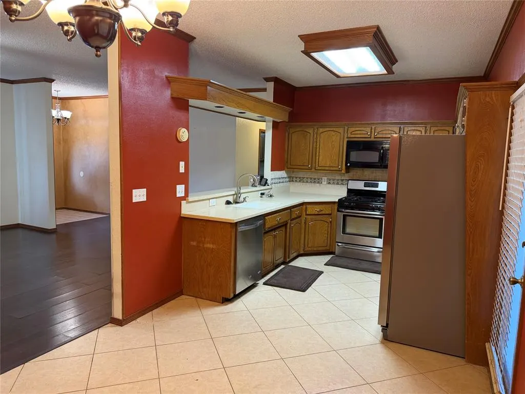 Photo 8 — 901 Randall Drive, Moore, OK 73160