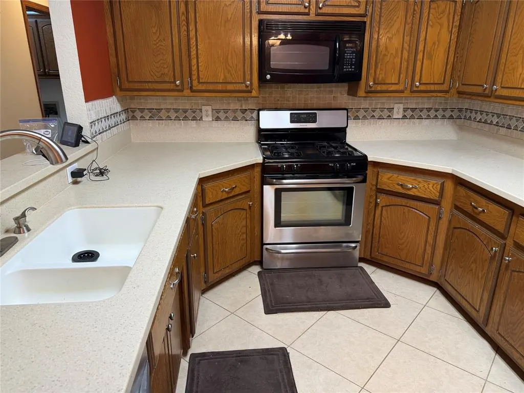 Photo 9 — 901 Randall Drive, Moore, OK 73160