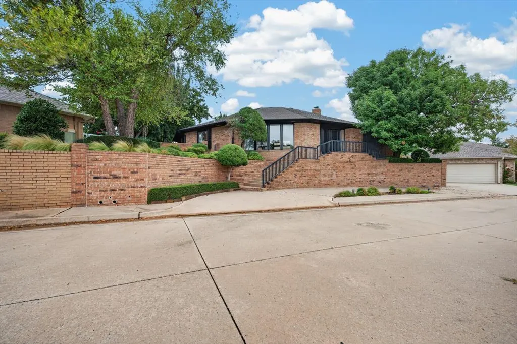 Front exterior — 545 E Oak Place, Edmond, OK 73025