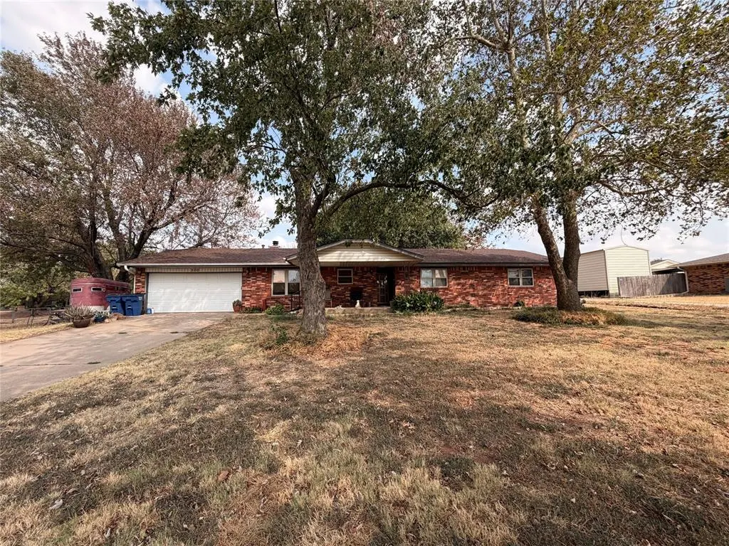 Front exterior — 300 N Maryella Terrace, Mustang, OK 73064