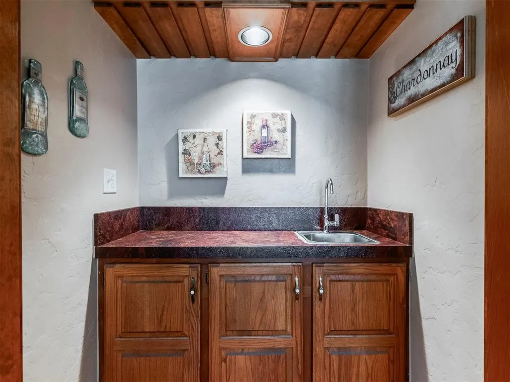 Photo 9 — 11108 Bluff Creek Drive, Oklahoma City, OK 73162