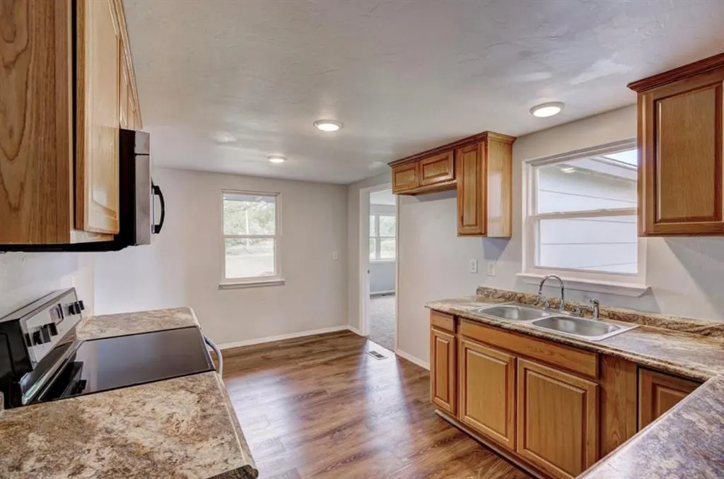 Photo 6 — 6700 N Coltrane Road, Edmond, OK 73034
