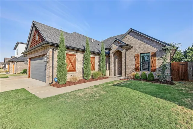 Photo 2 — 709 E Barajas Terrace, Mustang, OK 73064