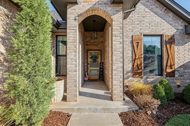 Photo 3 — 709 E Barajas Terrace, Mustang, OK 73064