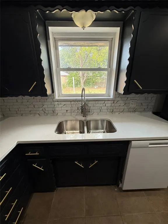 Photo 7 — 665 NW 15th Street, Moore, OK 73160