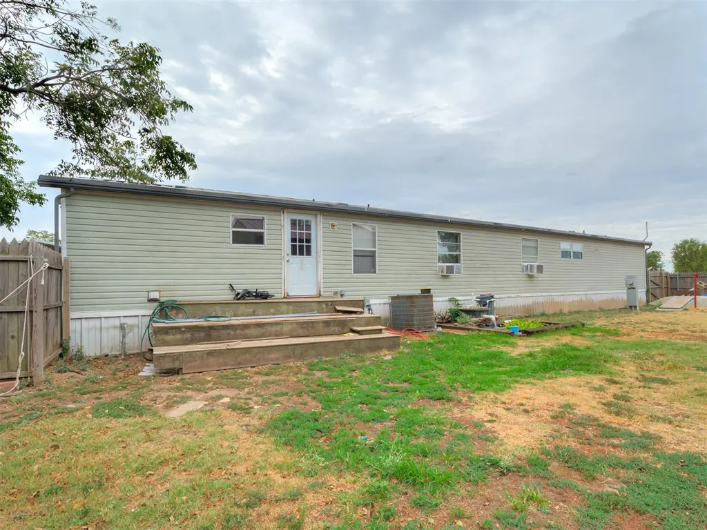 Photo 35 — 411 W Grand Street, Union City, OK 73090