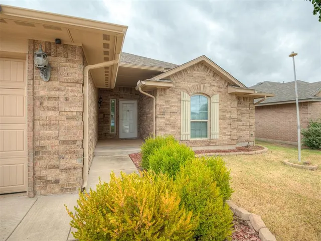 Photo 2 — 604 SW 44th Street, Moore, OK 73160