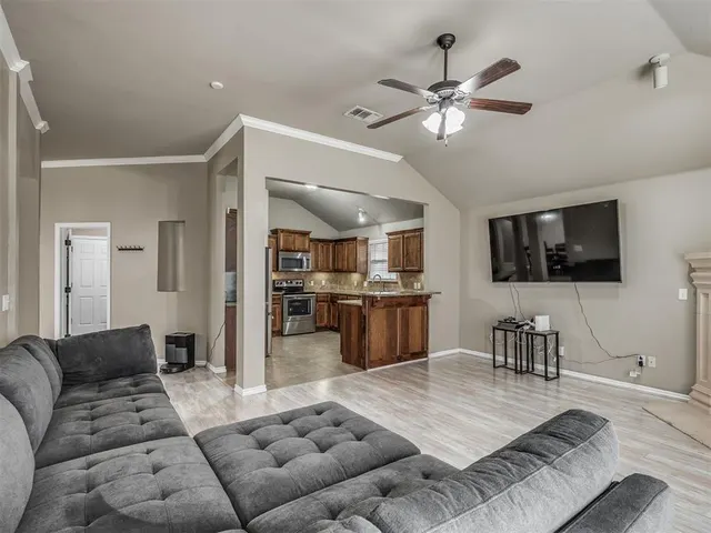 Photo 7 — 604 SW 44th Street, Moore, OK 73160