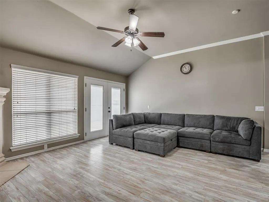 Photo 9 — 604 SW 44th Street, Moore, OK 73160