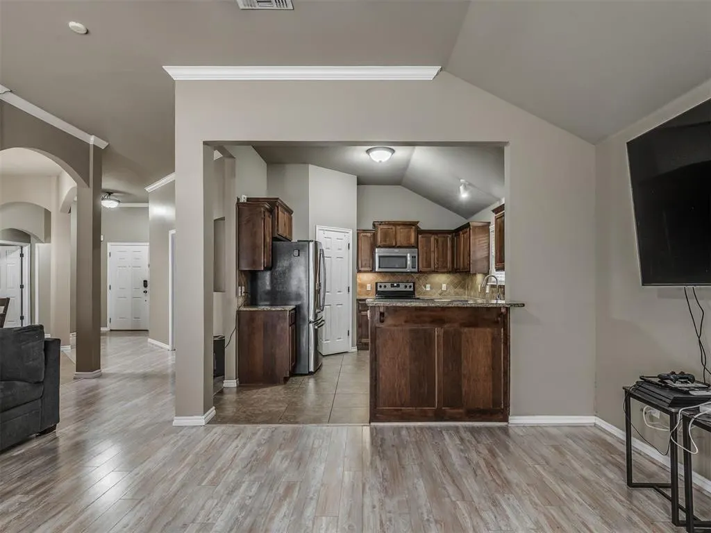 Photo 10 — 604 SW 44th Street, Moore, OK 73160