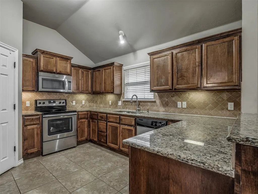 Photo 11 — 604 SW 44th Street, Moore, OK 73160