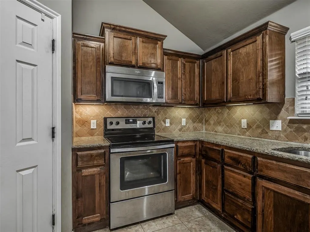Photo 12 — 604 SW 44th Street, Moore, OK 73160