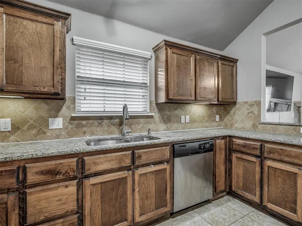 Photo 15 — 604 SW 44th Street, Moore, OK 73160