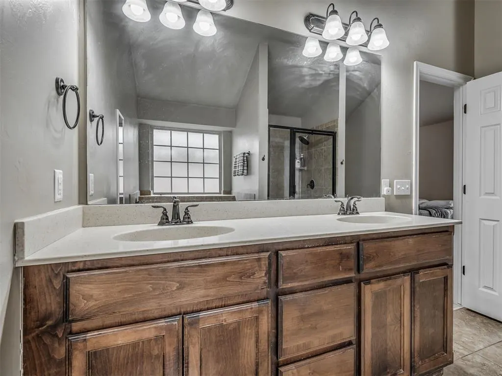 Photo 20 — 604 SW 44th Street, Moore, OK 73160