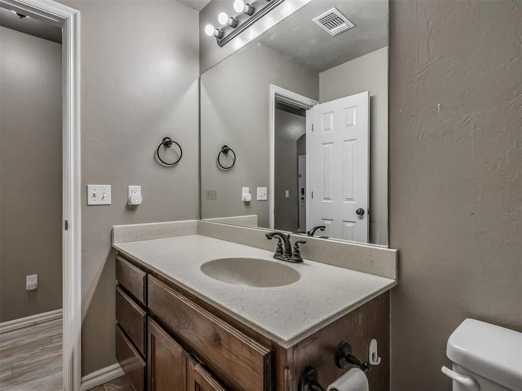 Photo 25 — 604 SW 44th Street, Moore, OK 73160
