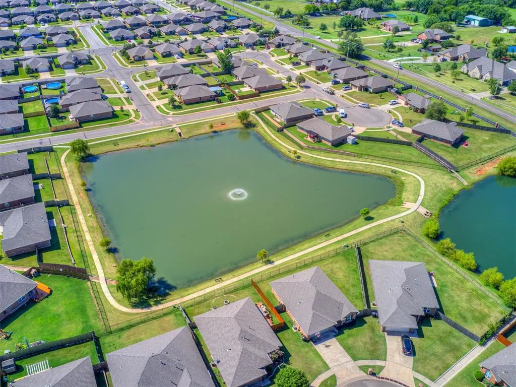 Photo 33 — 604 SW 44th Street, Moore, OK 73160