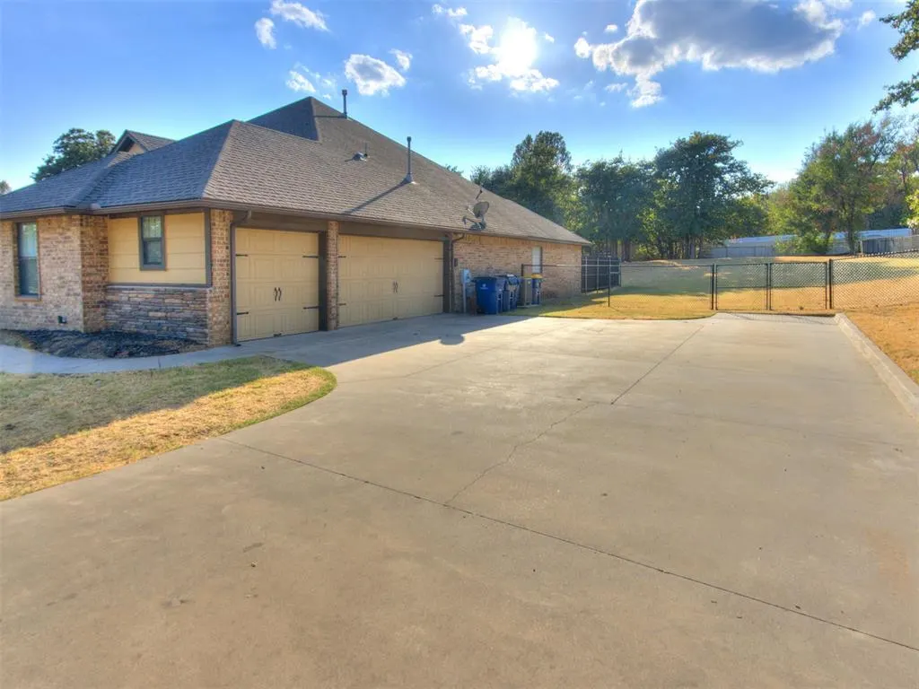 Photo 3 — 3023 Piper Lane, Choctaw, OK 73020
