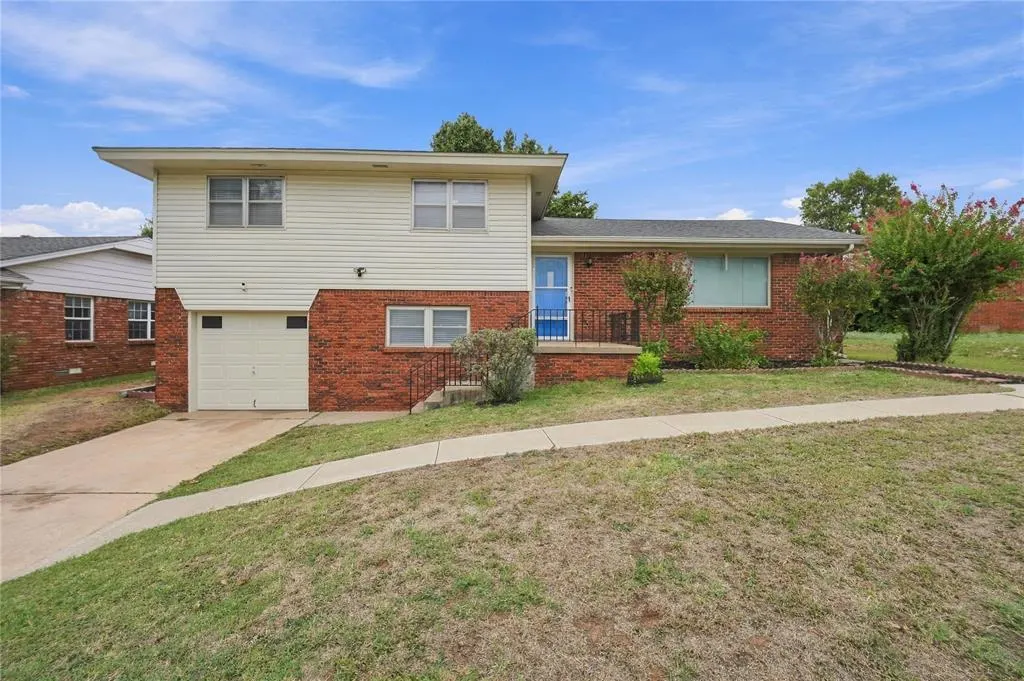Photo 2 — 305 Sherri Lane, Yukon, OK 73099