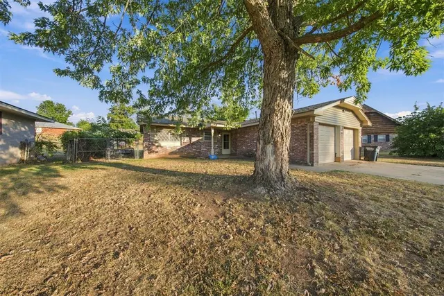 Photo 2 — 113 Hardesty Drive, Shawnee, OK 74804