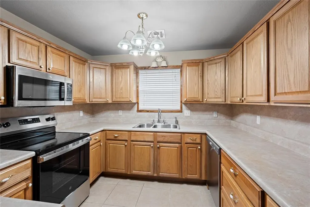 Photo 8 — 926 S Highland Drive, Mustang, OK 73064
