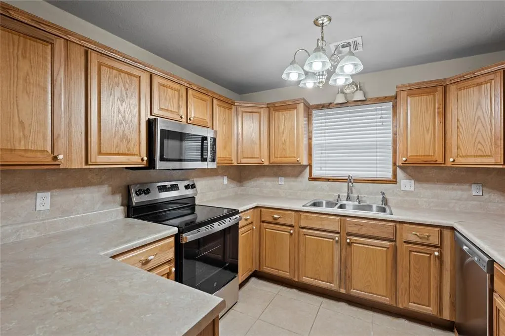 Photo 10 — 926 S Highland Drive, Mustang, OK 73064