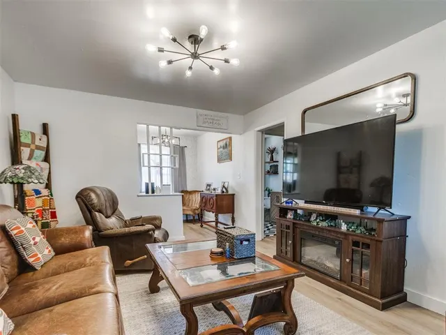 Photo 4 — 907 SW 3rd Street, Moore, OK 73160