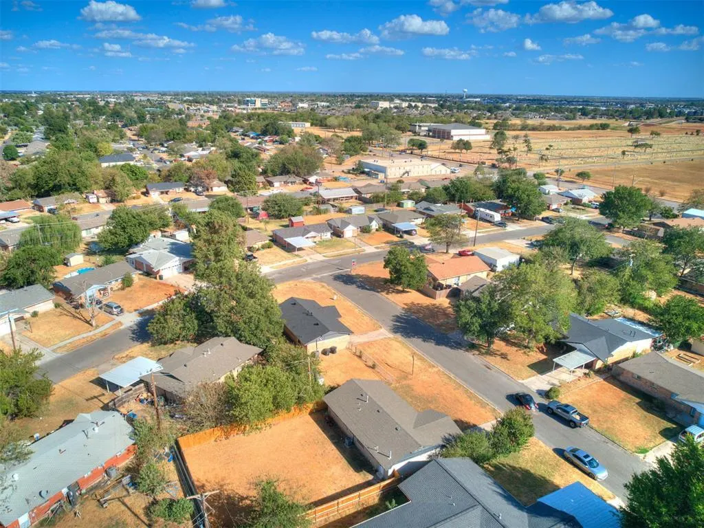 Photo 24 — 907 SW 3rd Street, Moore, OK 73160