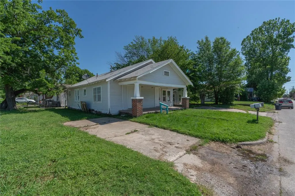 Photo 2 — 820 W Highland Street, Shawnee, OK 74801