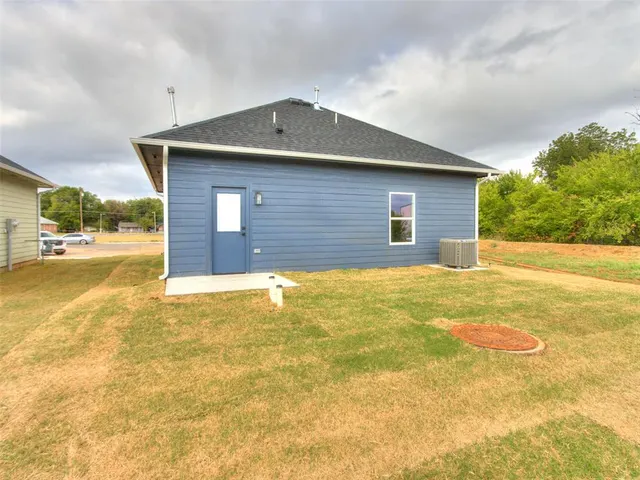 Photo 8 — 3724 SW SW 27th Place, Oklahoma City, OK 73108