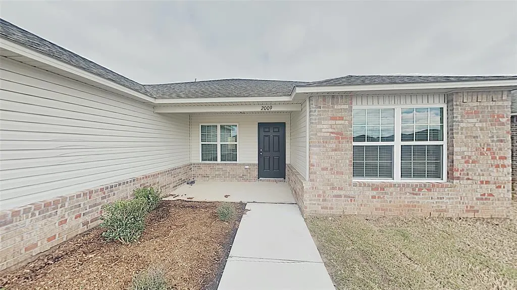 Photo 2 — 2009 W Antler Way, Mustang, OK 73064