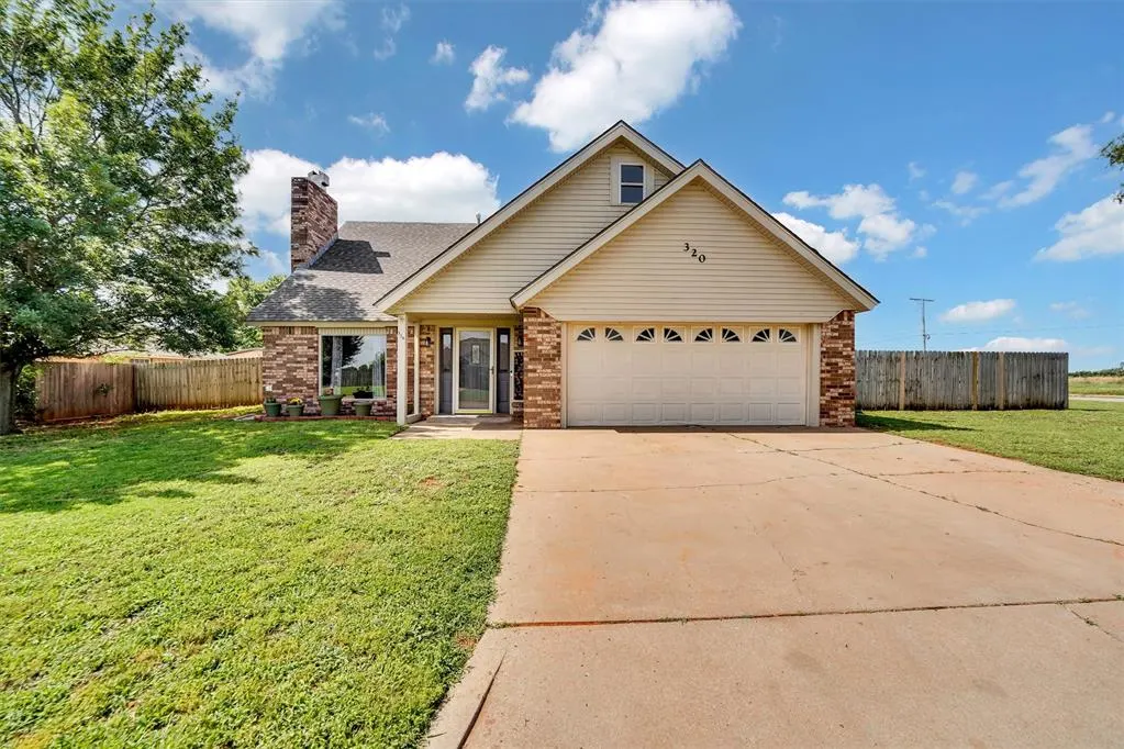 Front exterior — 320 Elkview Drive, Elk City, OK 73644