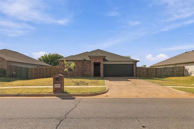 Photo 2 — 2425 Sunshine Lane, Yukon, OK 73099