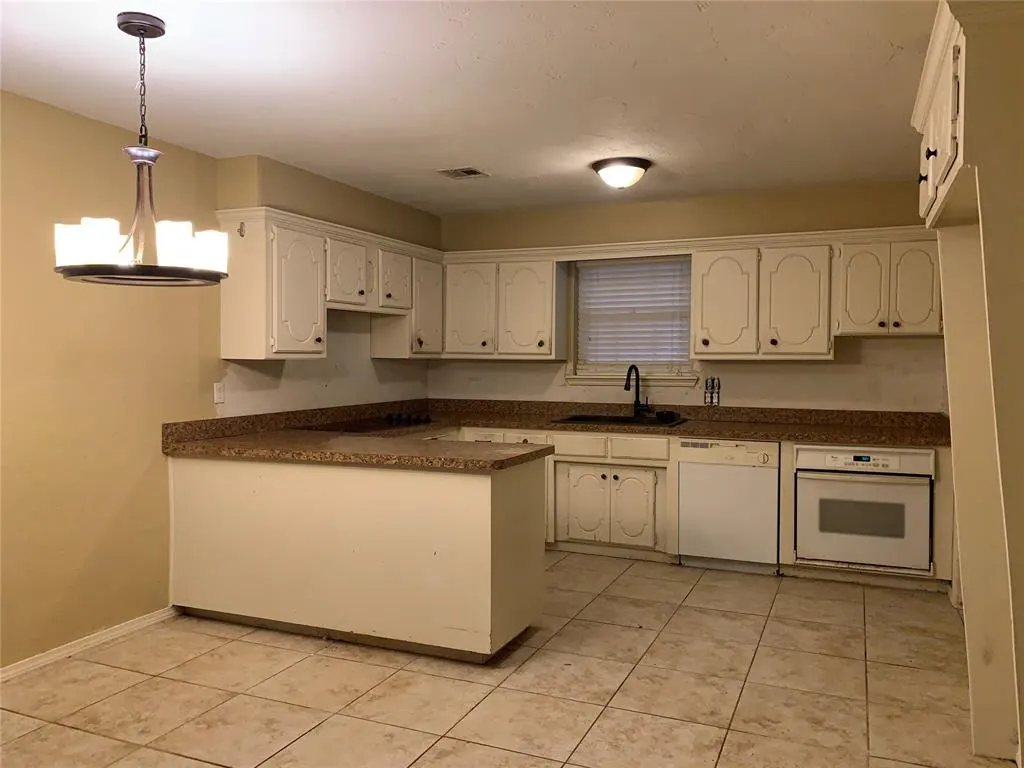 Photo 3 — 320 S Ranchwood Mannor Drive, Oklahoma City, OK 73139